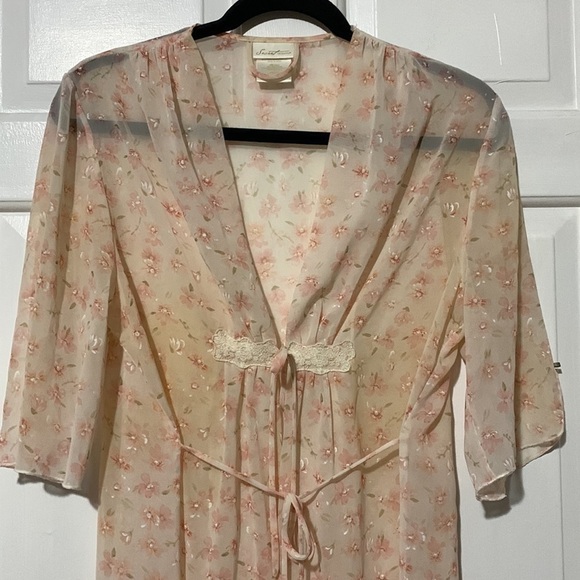 Secret Treasures sheer blush with pink flowers robe - Picture 1 of 14